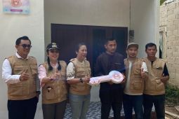 Wali Kota Singkawang serahkan dua unit rumah layak huni kepada warga
