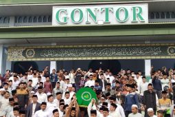 Ribuan pelayat shalatkan jenazah pemimpin Pondok Pesantren Gontor