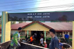 Pegawai Kemenag Aceh Besar bersihkan lumpur banjir MIN 4 Pidie Jaya