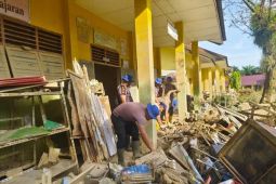 Ditpolairud bersihkan sekolah terdampak banjir di Aceh Tamiang