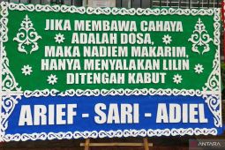 Karangan bunga warnai sidang perdana kasus Nadiem Makarim