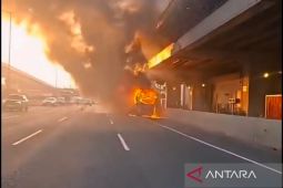 Kecelakaan tol Cikampek: bus wisata asal Lampung terbakar