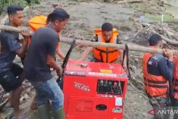 Prajurit jalan kaki tiga hari pikul genset ke lokasi bencana di Aceh