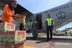 TNI AL kerahkan pesawat antar logistik untuk korban bencana di Aceh