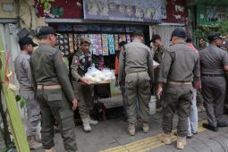 Satpol PP Kota Probolinggo tertibkan pedagang berjualan di trotoar