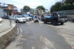 Pemkab Cianjur memperbaiki jalan berlubang di Tugu Lampu Gentur