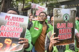 Foto: Pengemudi ojek daring datangi sidang dakwaan Nadiem Makarim