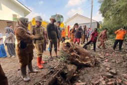 Pemkot Cirebon menangani dampak banjir bandang akibat tanggul jebol