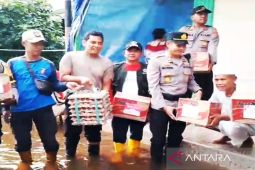 Polsek Banjarmasin Timur berikan bantuan kepada warga terdampak banjir rob