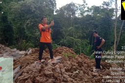 Khawatir longsor susulan, warga Padarincang Serang mengungsi