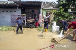 Warga bersihkan lumpur pascabanjir di Kabupaten Cirebon