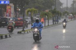 Pemilik bengkel menyarankan motor yang kehujanan segera dicuci