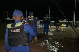 Polairud Polda Malut bantu warga terdampak banjir di Tongute Ternate