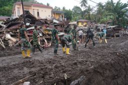 Kodam Merdeka bersihkan rumah terdampak banjir di Desa Tanaki-Sitaro