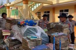 Polres Pidie Jaya bersihkan jalan terdampak banjir bandang