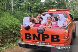 Jalan terputus longsor, BPBD Temanggung antar-jemput siswa ke sekolah
