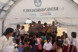 Brimob salurkan perlengkapan belajar untuk siswa SD di Tapanuli Tengah