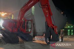 TNI AL kerahkan KRI Banda Aceh untuk bawa alat berat ke lokasi bencana