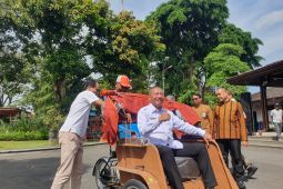 Sebanyak 200 tukang becak terima bantuan becak listrik Presiden