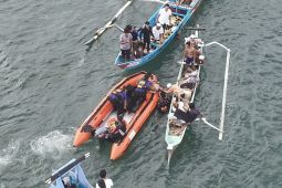 Tim SAR mengevakuasi jasad pemancing di pantai Lombok Barat