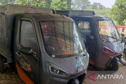 DLH Cianjur salurkan hibah becak motor listrik untuk enam desa
