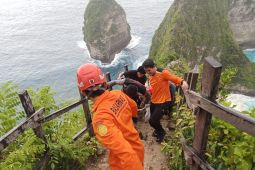 Basarnas evakuasi WNA Ceko cedera di Pantai Kelingking