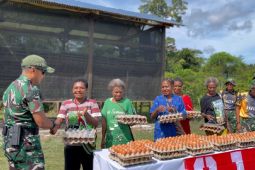 Yonif TP 814/JZA bagikan telur ayam gratis ke warga Yapsi Jayapura