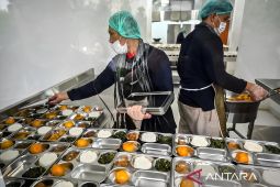 Puluhan siswa SMKN 11 Semarang mengalami mual setelah santap MBG