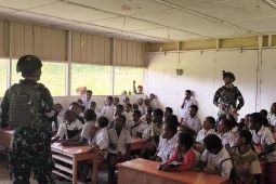 Satgas Yonif 521/DY bagikan buku dan alat tulis ke pelajar di Walesi