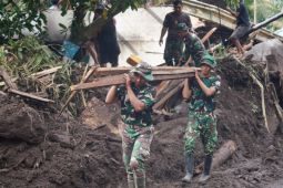 Kodam Merdeka buka akses jalan Paseng usai banjir bandang Pulau Siau