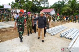 Menko Polkam tinjau proses pembangunan huntara di Sumbar