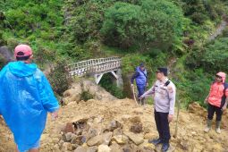 Polisi cek rute pendakian di Gunung Papandayan yang terdampak longsor