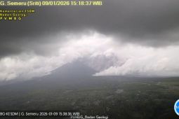 Gunung Semeru erupsi disertai luncuran awan panas guguran sejauh 4 km