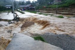 Jalan provinsi penghubung Agam-Limapuluh Kota terputus akibat banjir