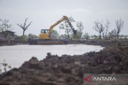 Pembuatan tanggul darurat banjir rob Indramayu