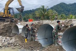 TNI dan warga gotong royong kebut pembangun jembatan di Sumut dan Sumbar