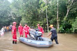 BPBD Belitung evakuasi kendaraan yang terjebak banjir