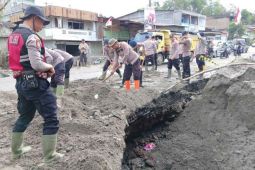 Polres Bener Meriah bersihkan badan jalan lintas terdampak bencana