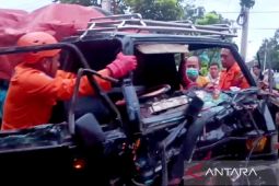 Kantor SAR Banyuwangi bantu polisi evakuasi korban kecelakaan terjepit