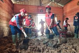 Relawan PMI bersihkan Gereja GBI Pasar Baru pascabanjir di Tapteng