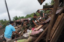 Prajurit Kodam XIII/Merdeka lakukan pemulihan dampak banjir di Sitaro