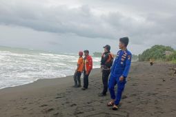 Tim SAR masih mencari wisatawan yang terseret ombak di pantai Tasikmalaya