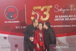 Megawati dicium dua anaknya usai hadiri Rakernas PDIP hari kedua