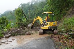 Ribuan warga Desa Tempur Jepara masih terisolasi akibat longsor