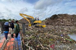 Banjarmasin bersihkan sampah besar kiriman hulu di Sungai Martapura
