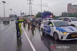 Genangan yang cukup tinggi, polisi izinkan kendaraan roda dua masuk jalan tol