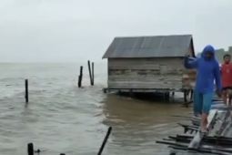 Gelombang tinggi di perairan pesisir Jambi nelayan di imbau waspada