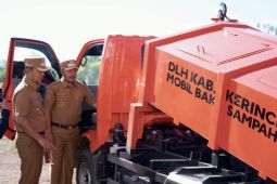 Pemkab Kerinci serahkan lima mobil sampah bangun sistem terencana