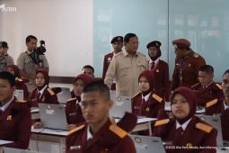 Prabowo cek langsung fasilitas siswa saat resmikan 166 Sekolah Rakyat di Banjarbaru
