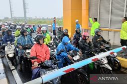 Ratusan  pengendara roda dua diizinkan lalui Tol Cibitung-Cilincing imbas banjir